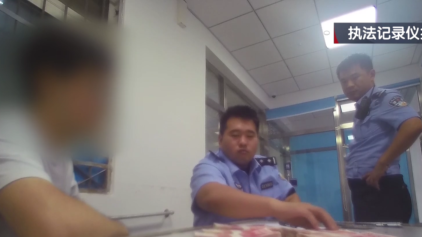 北京警察纪实:他带给骗子带去了6万元现金 北京警察纪实:他带给骗子带去了6万元现金