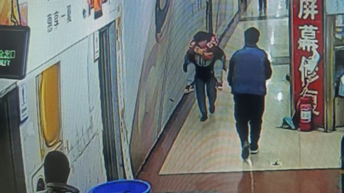 济南一顾客商场内晕倒,一快递员暖心救助 济南一顾客商场内晕倒,一快递员暖心救助