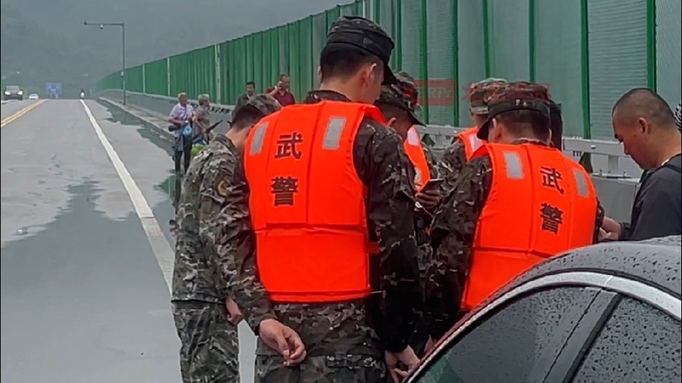 密云区山区出现塌方，密关路已实行交通管制