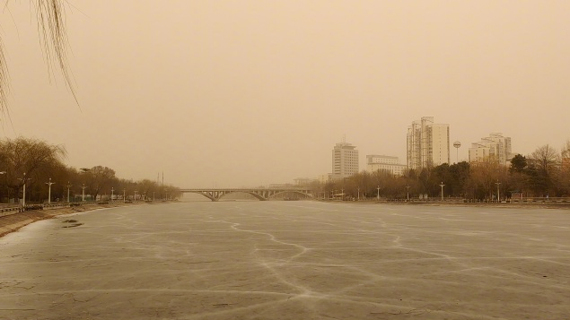 北京大风沙尘上线，出门别变脏脏包