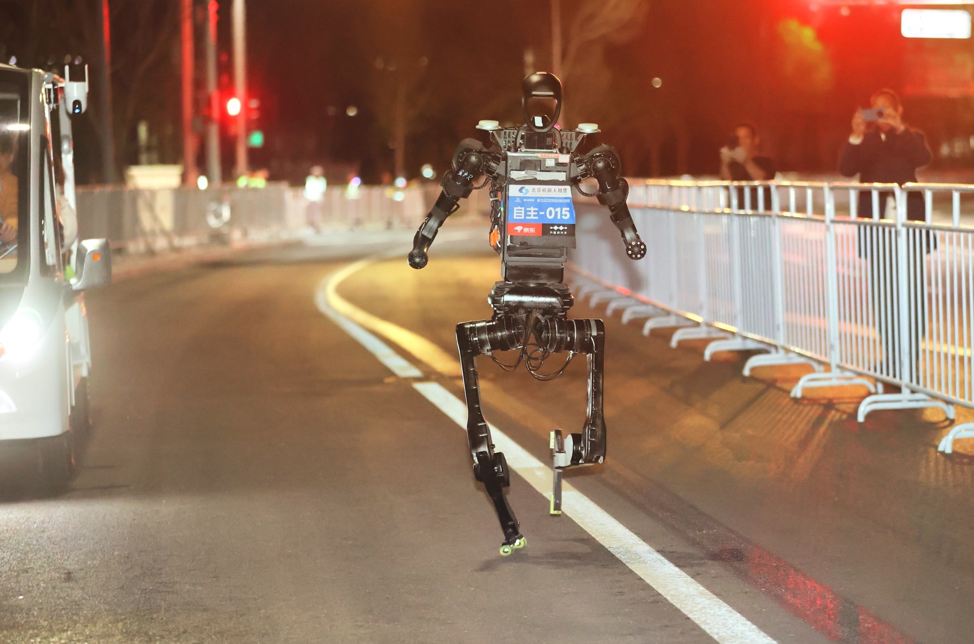 宇树科技将首次参加人形机器人半马,速度更快! 宇树科技将首次参加人形机器人半马,速度更快!