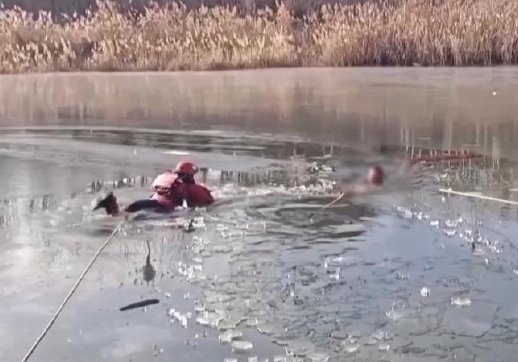 13岁女孩冰窟救男童 中央政法委通报表扬 13岁女孩冰窟救男童 中央政法委通报表扬