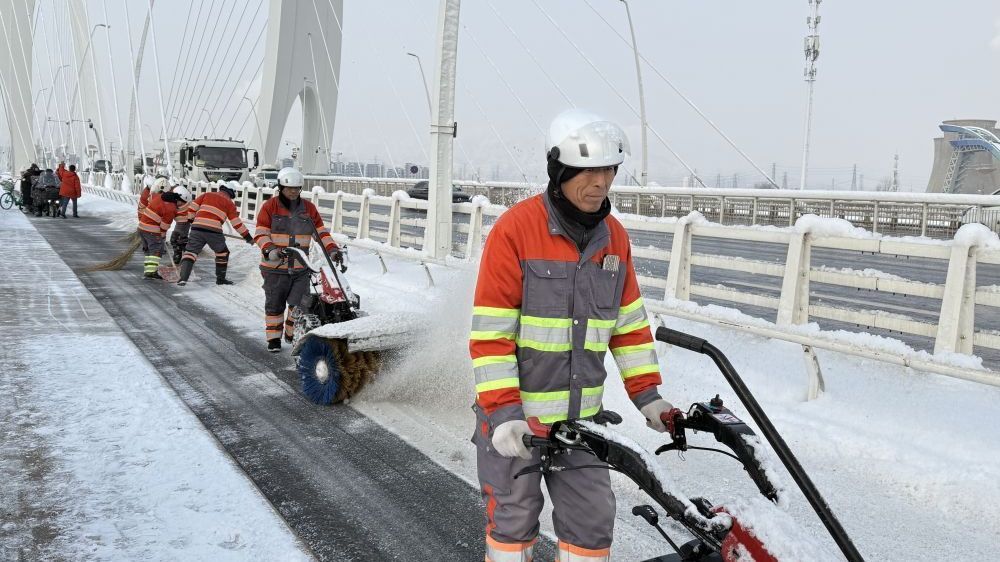 北京市城管委倡议“共管门前雪”全民行动应对今年首场降雪