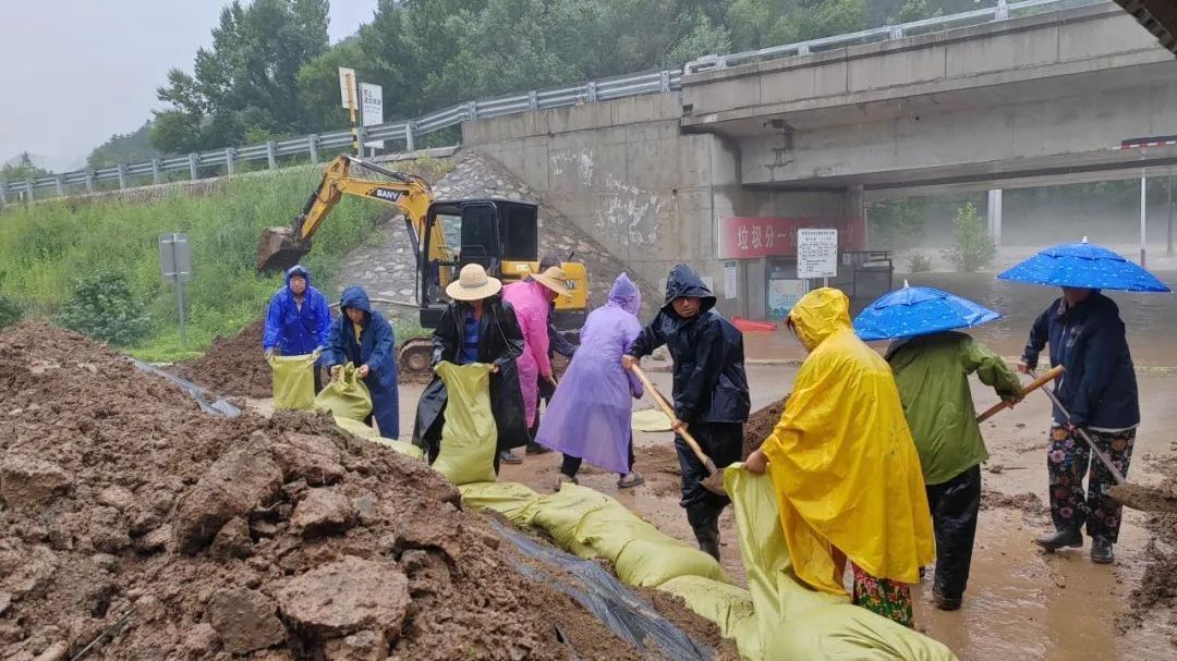 党旗在基层一线高高飘扬丨喇叭沟门干群共谱抢险救灾同心曲