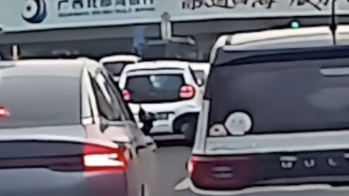 车辆加塞后视镜被撞旁车司机贴心掰正