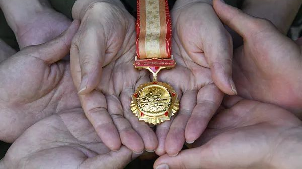 “英雄的人民”永远铭记“人民的英雄”