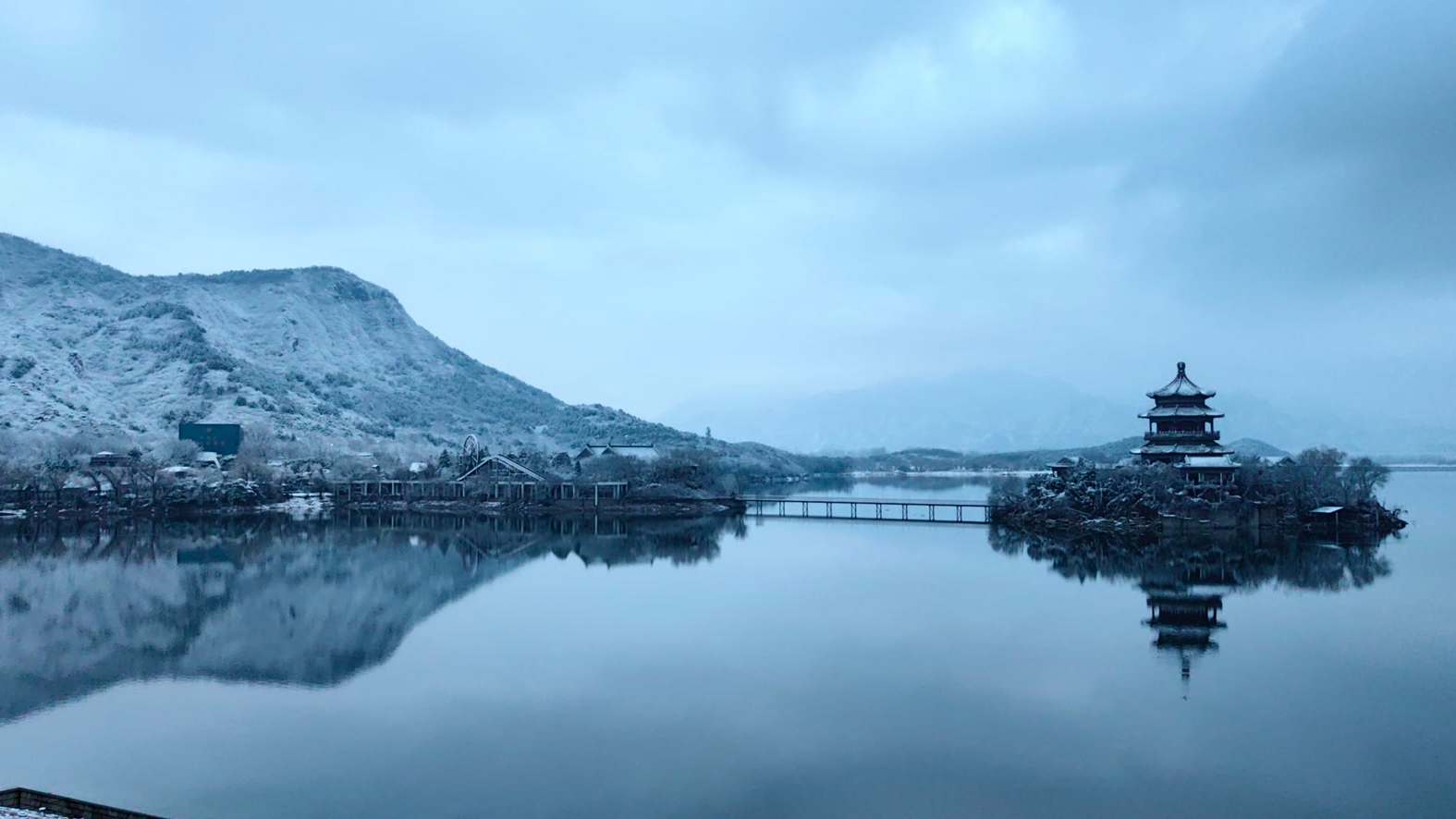 雪落青山,晨光初醒!十三陵水库雪景,有种别样的美 雪落青山,晨光初醒!十三陵水库雪景,有种别样的美