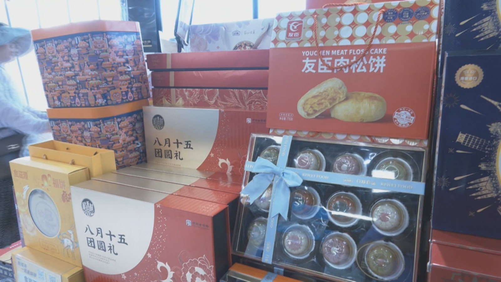 中秋临近月饼上架 市场传统创新并存