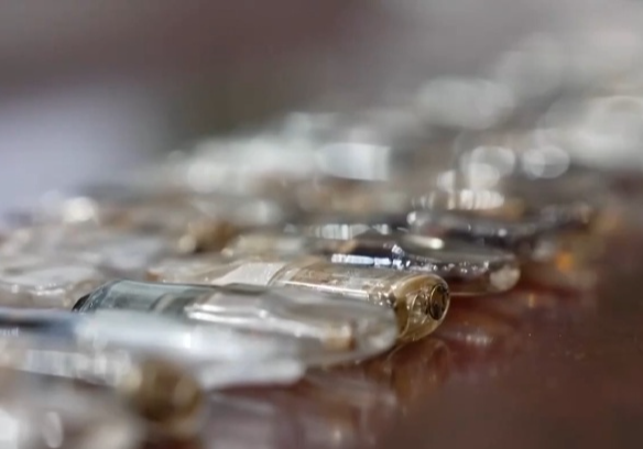 捣毁制毒工厂抓获127人 警方揭开“上劲电子烟”里的玄机