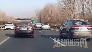 前车急刹后车打方向到应急车道，被驶来的救援拖车撞上 造成多车受损