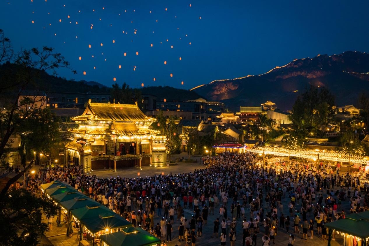 2024年的最后一天，在长城跨年，还能观赏到丰富多彩的活动和演出，在这个充满北方韵味和水乡风情的小镇中，共同见证2024年的圆满落幕，迎接2025年的新气象。