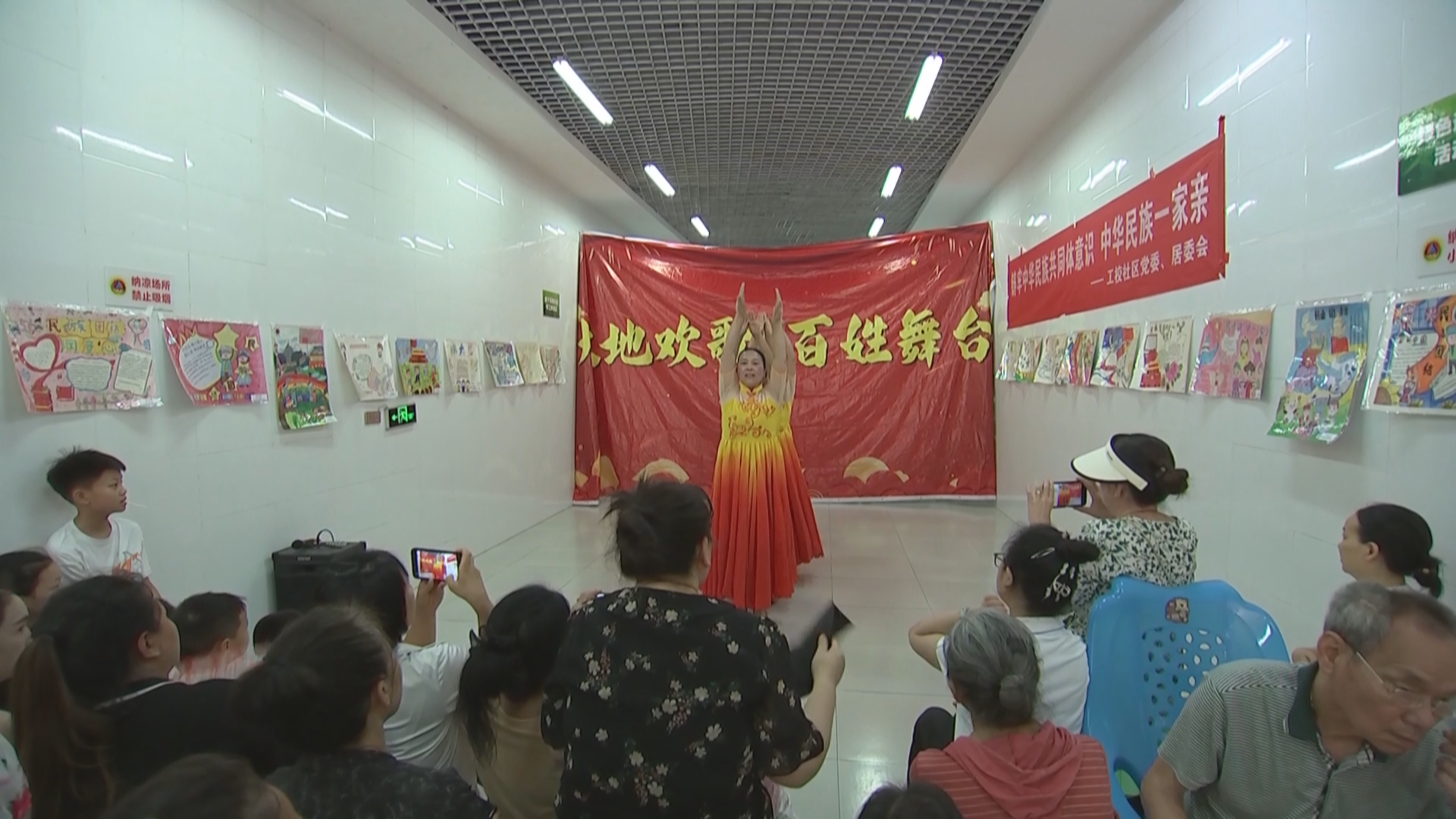 重庆高温持续 市民花式避暑纳凉