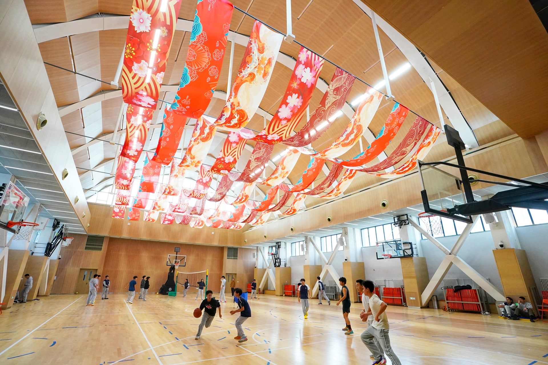 能绕着皇家府邸跑圈,北京西城这所高中前身竟是老旧厂房 能绕着皇家府邸跑圈,北京西城这所高中前身竟是老旧厂房