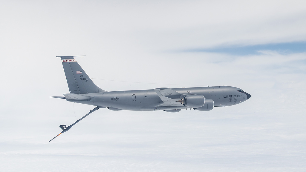 美国一架KC-135空中加油机在伊拉克西部坠毁