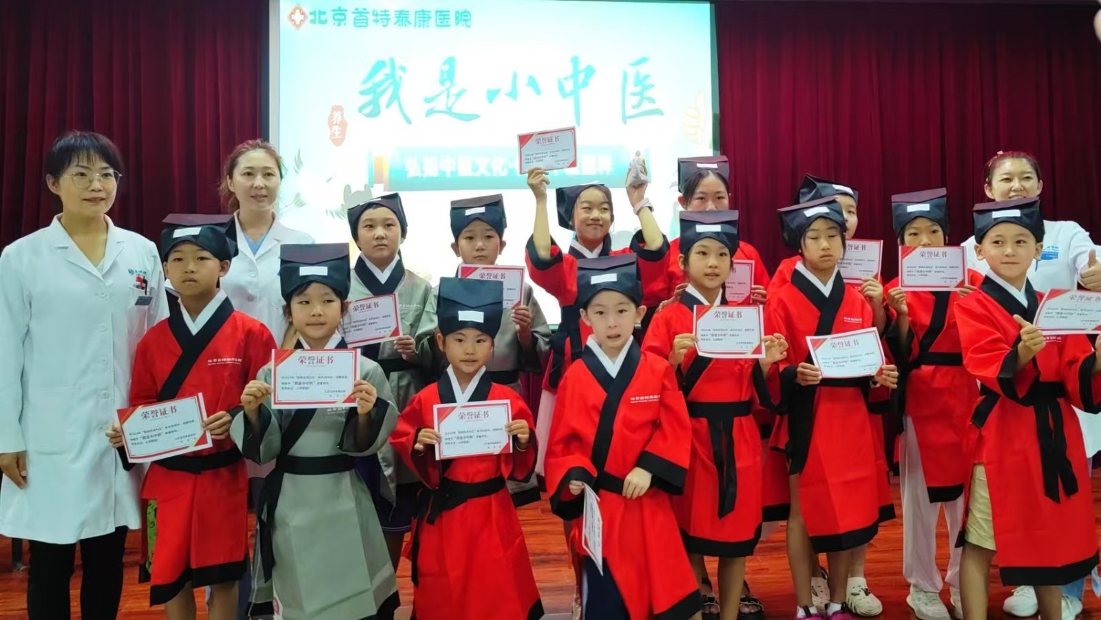 八角街道带领“小小中药师”开启中医文化体验之旅 八角街道带领“小小中药师”开启中医文化体验之旅