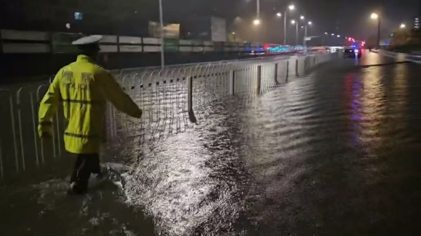 通州交警彻夜“盯”积水区 助10余辆涉水车脱困 通州交警彻夜“盯”积水区 助10余辆涉水车脱困
