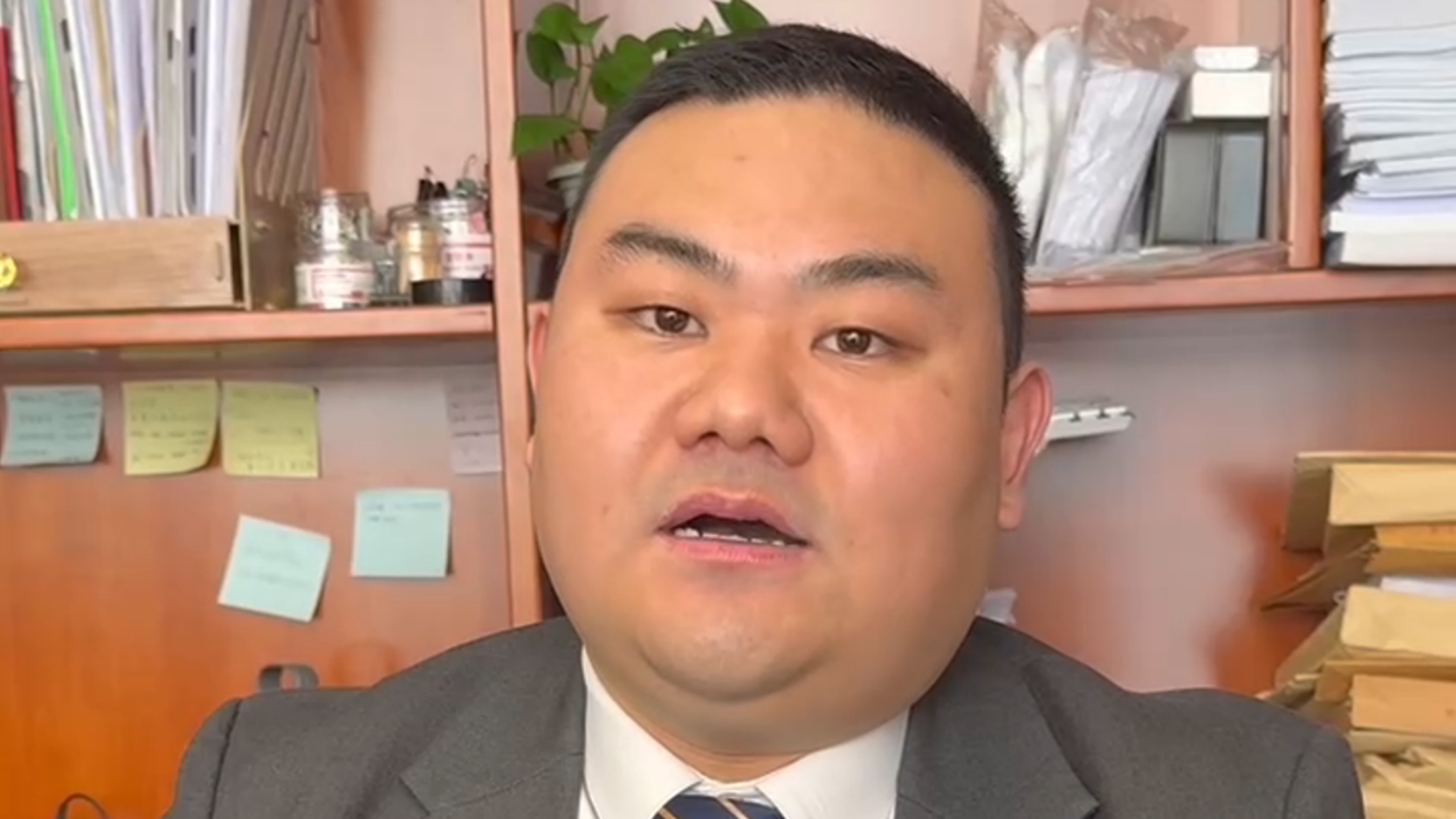 六战法考的北大保安刘政回应质疑：最大的贵人是那个永不放弃的自己_北京时间