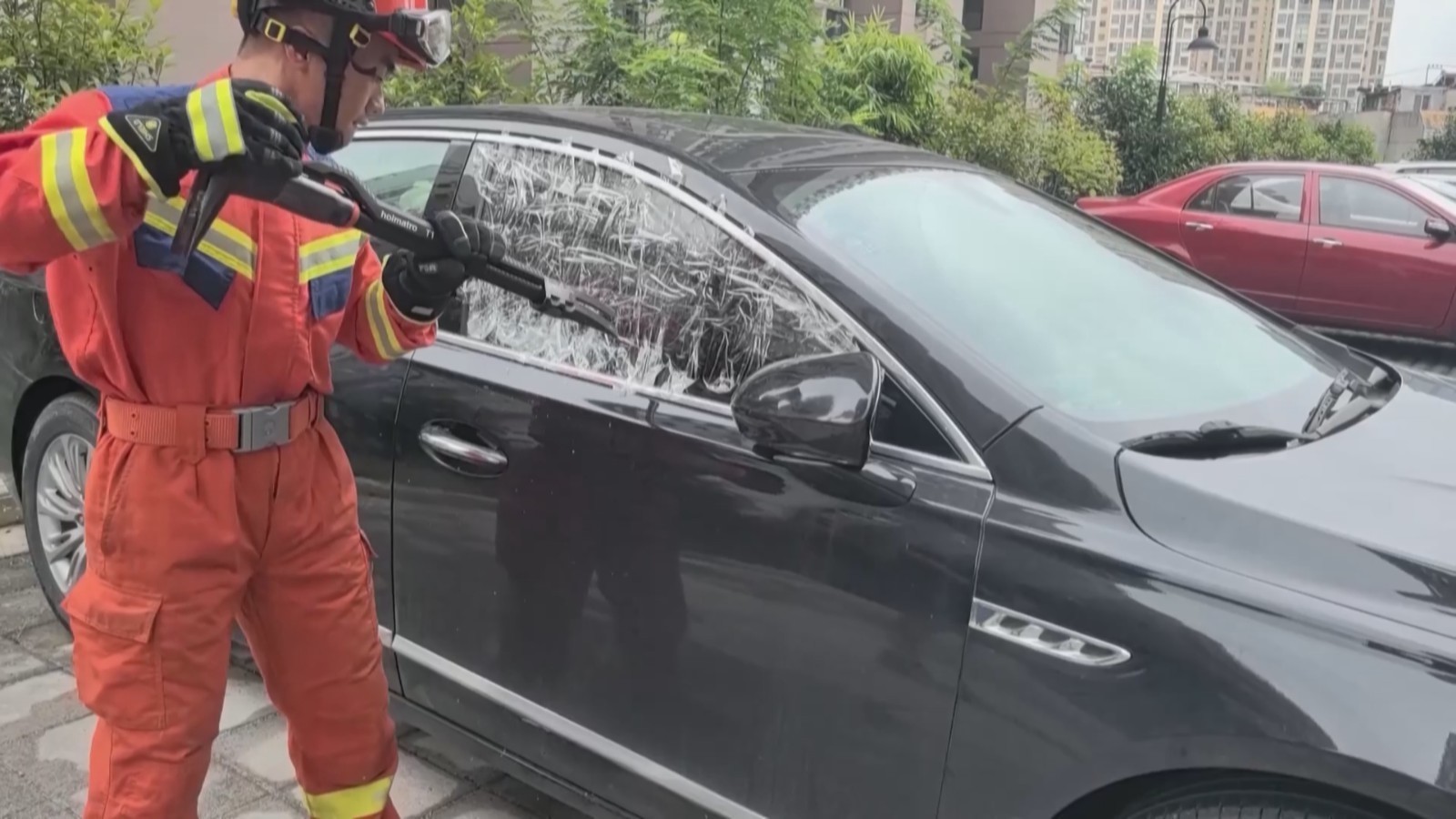 8个月婴儿被锁车内一念之间险酿大错