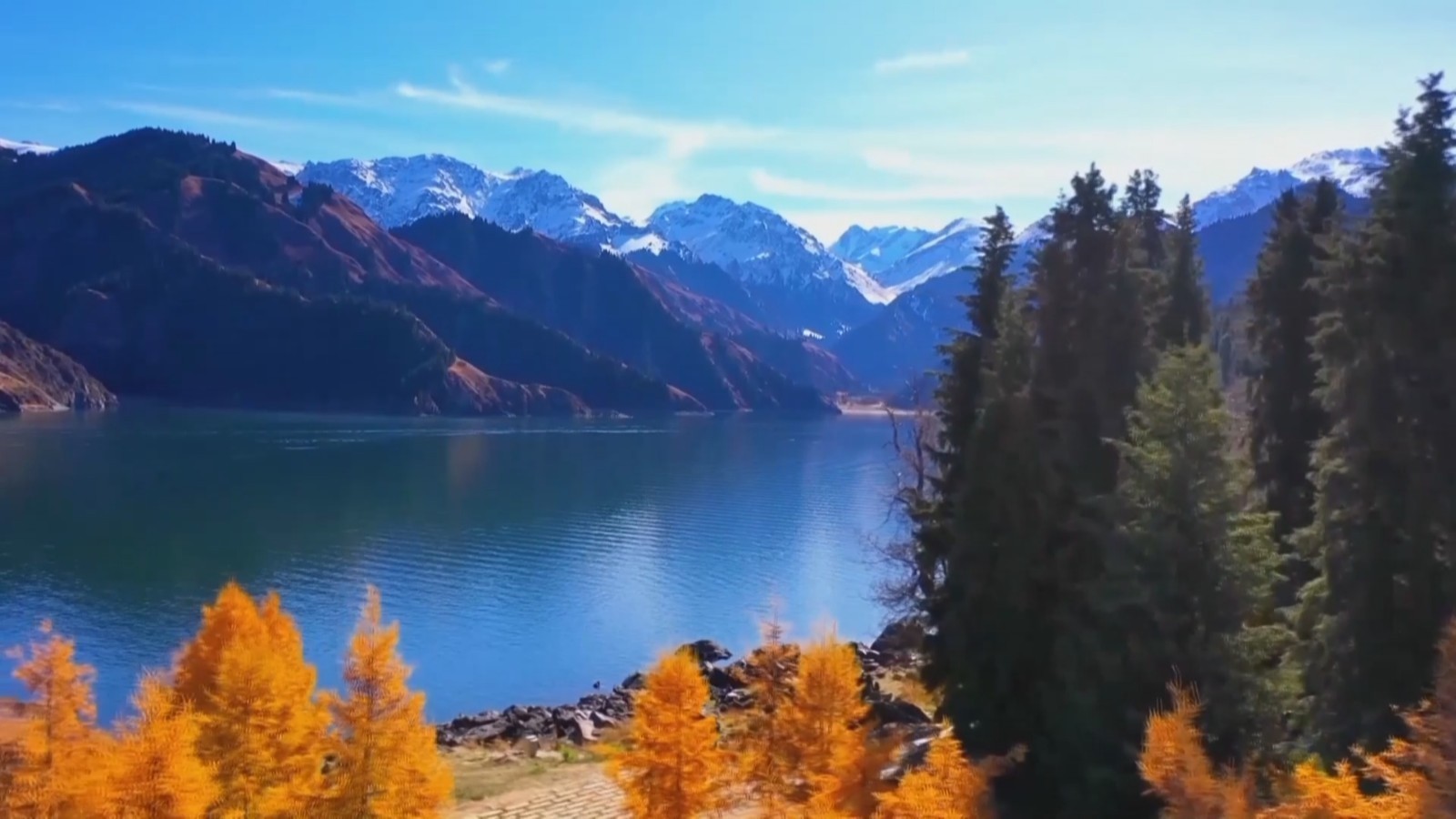 国庆假日天山天池秋景醉游人 国庆假日天山天池秋景醉游人