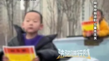 小男孩探出天窗“炫”奖状 家长配文“祖坟终于冒青烟了”