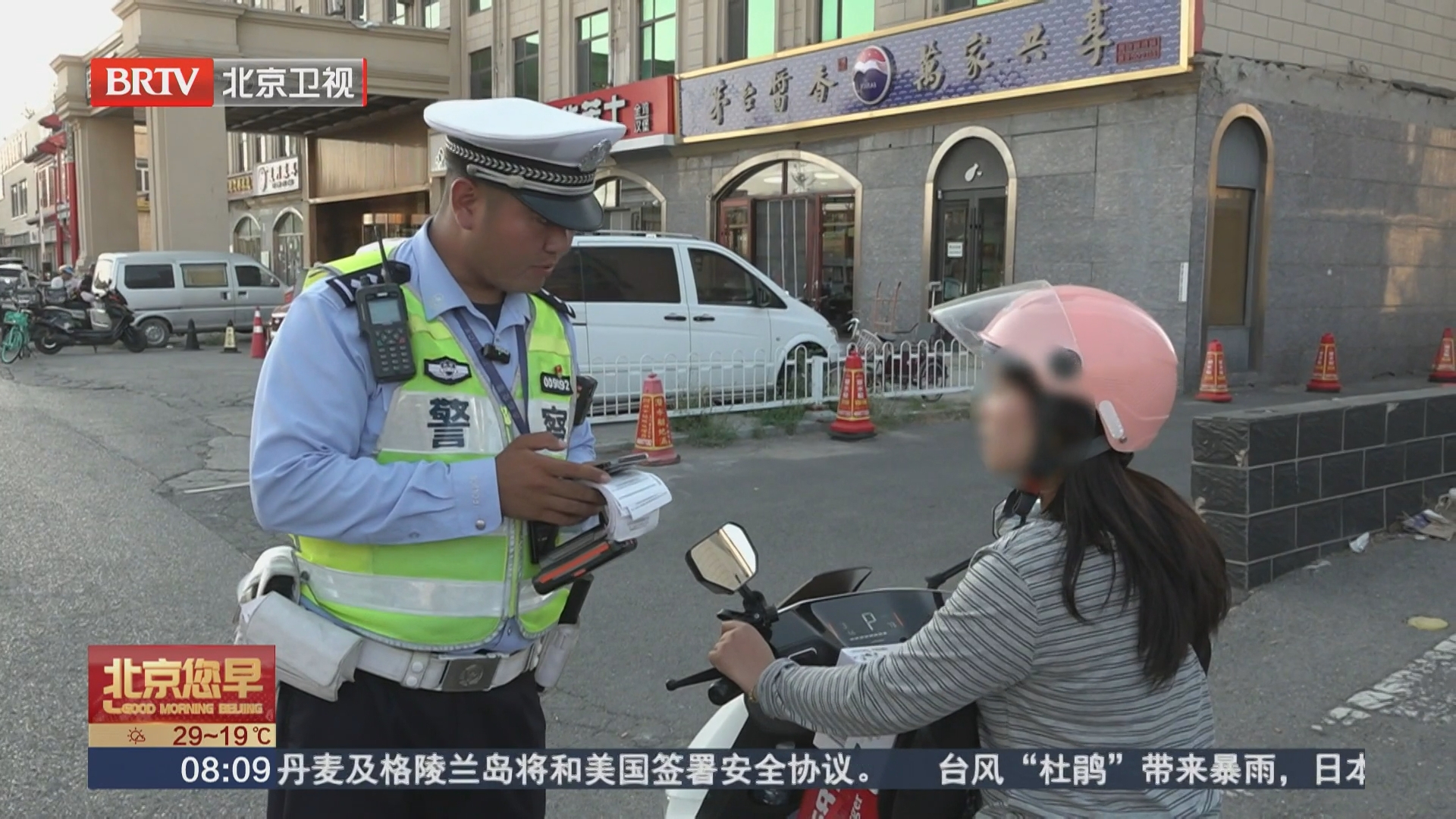 脚踏并非置物台 载货上路有风险