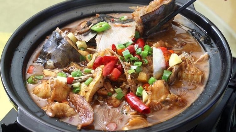 砂锅鱼家常做法:三步搞定鲜嫩入味,比饭店更胜一筹
