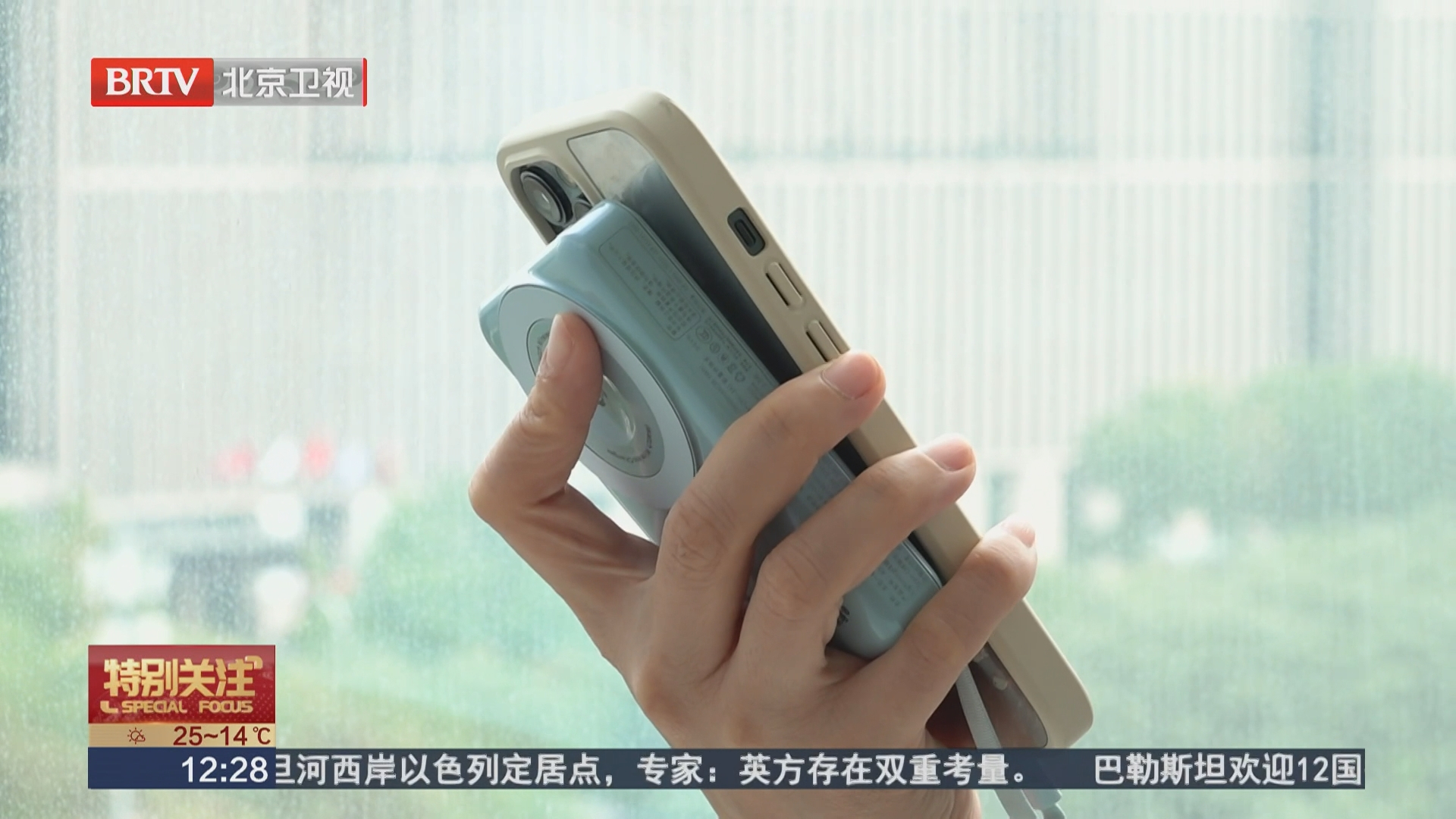 拿手机像举砖头?超过这个重量身体真的吃不消 拿手机像举砖头?超过这个重量身体真的吃不消