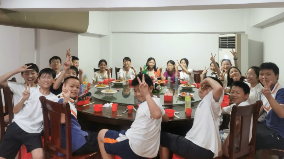 21名小学生凑300元聚餐，老板：这顿不为赚钱，只为你们开心！