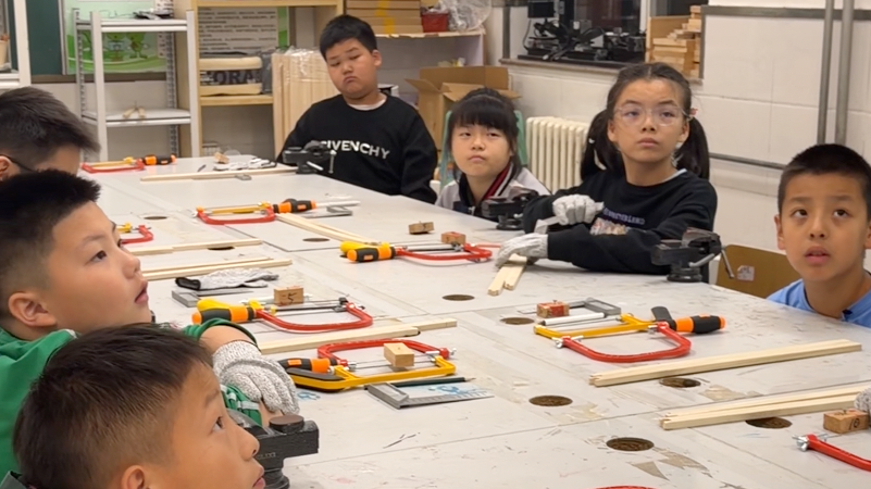 从学会使用工具到擅长使用工具,让孩子们在动手中体验完整工程流程 从学会使用工具到擅长使用工具,让孩子们在动手中体验完整工程流程