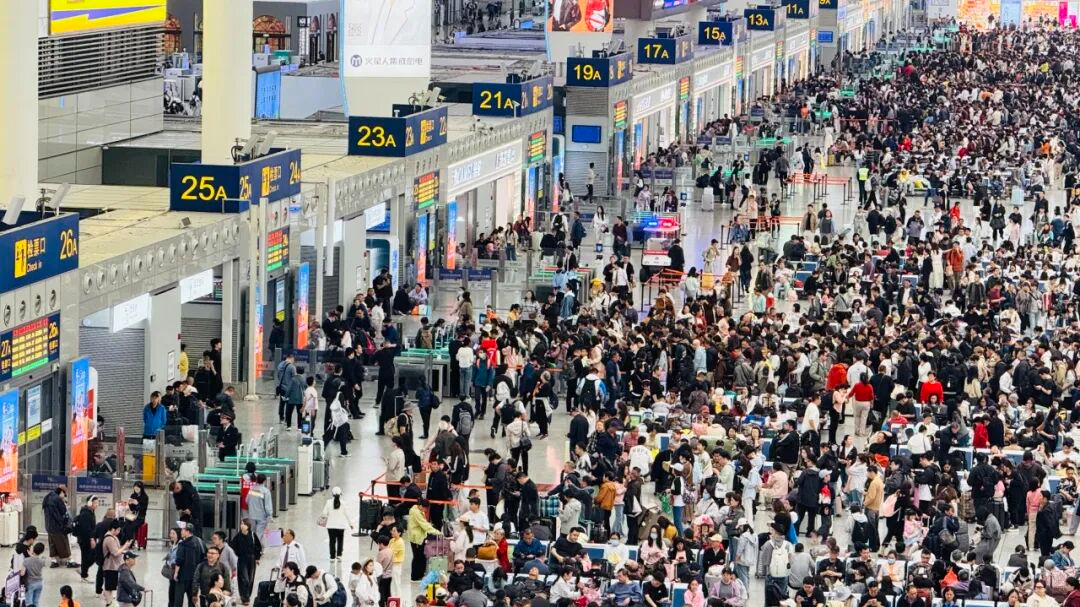 全国铁路单日旅客发送量连续三天超1900万人次