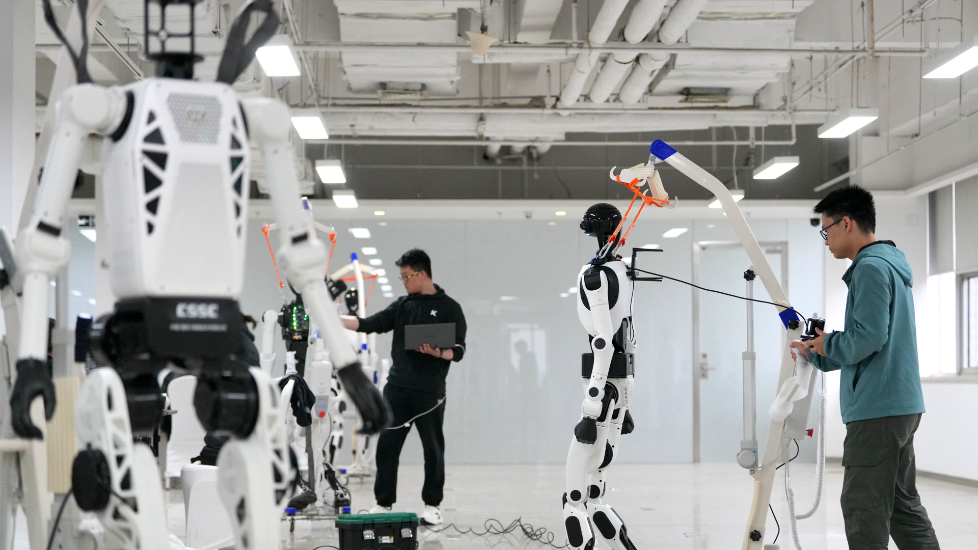 探营北京人形机器人创新中心半马实训！高校战队各显神通