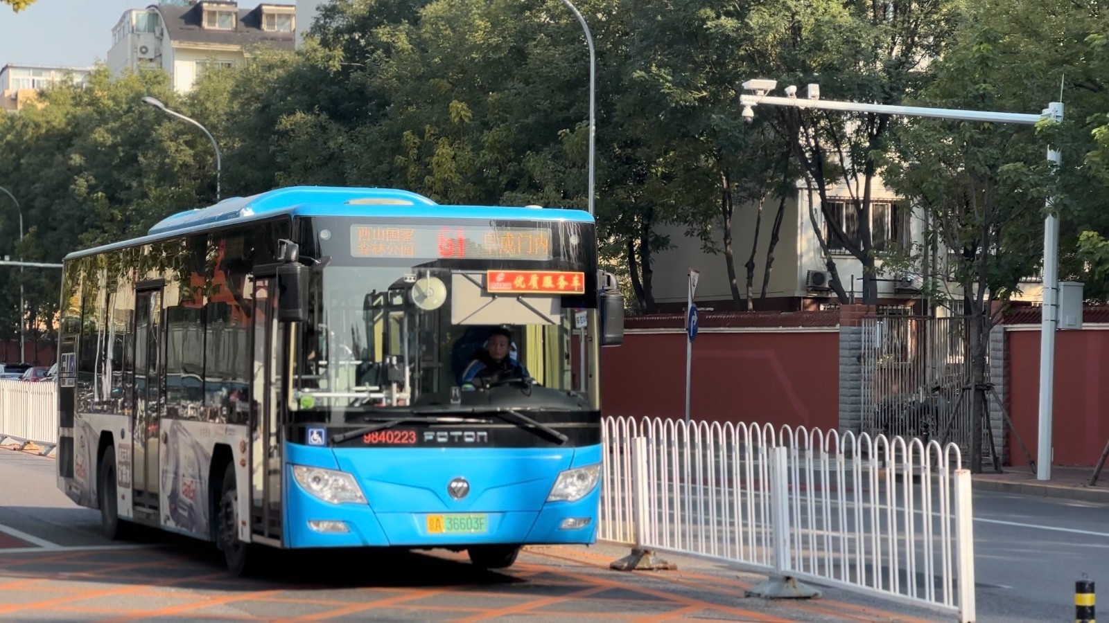 秋日漫行61路：一场串联市井烟火与山河秋韵的公交漫游