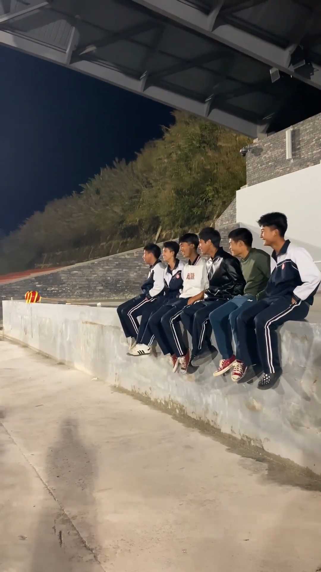 丝滑如倒放！同学比拼跳坐台阶好青春