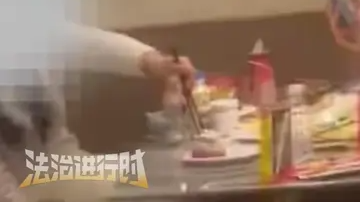女子吃自助牛排用筷子喂狗引热议 涉事门店:筷子已全部丢弃换新 女子吃自助牛排用筷子喂狗引热议 涉事门店:筷子已全部丢弃换新