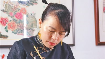 手掌大的皮影,要刻4000刀!这门绝活,她练了30年 手掌大的皮影,要刻4000刀!这门绝活,她练了30年