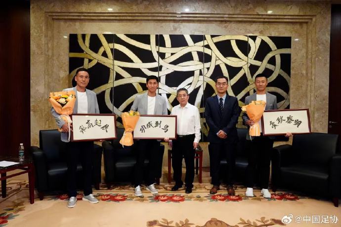 中国裁判马宁、傅明、周飞启程出征2026美加墨世界杯 中国裁判马宁、傅明、周飞启程出征2026美加墨世界杯