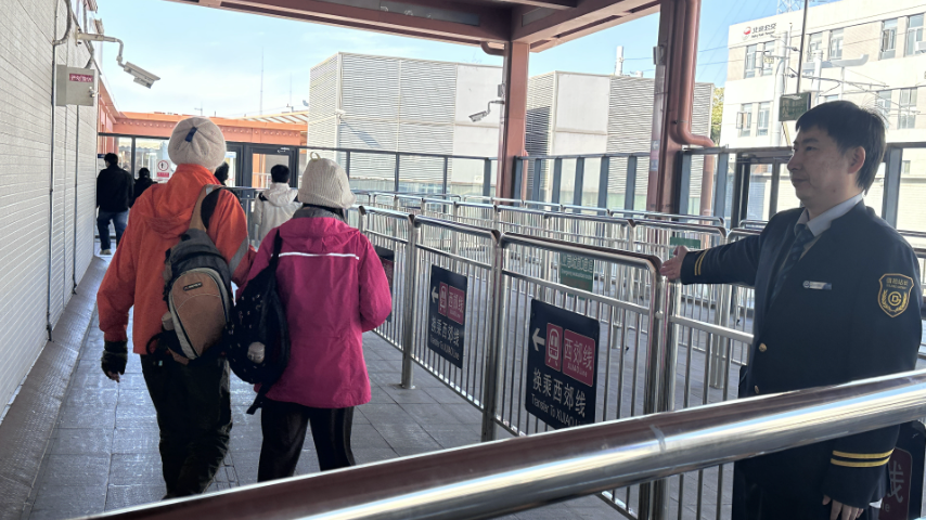 红叶节期间，北京地铁10号线巴沟站将动态调整闸机方向