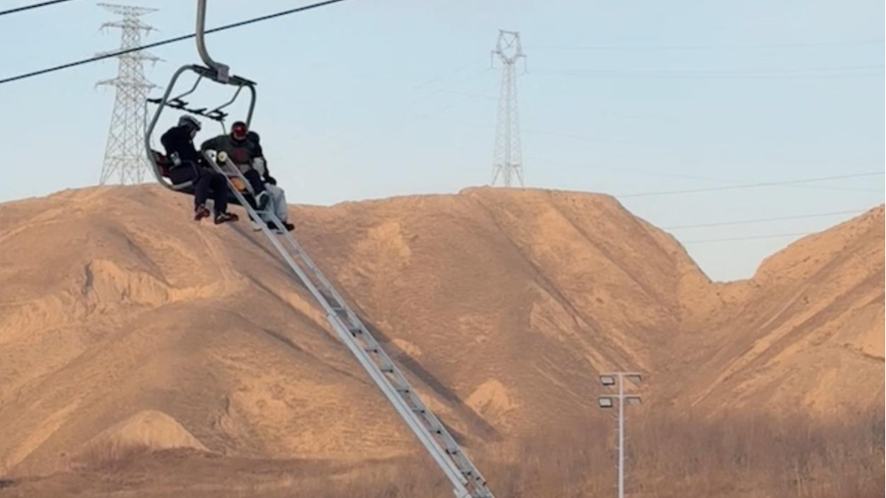 甘肃兰州龙山滑雪场出现缆车停运故障 被困游客已全部获救