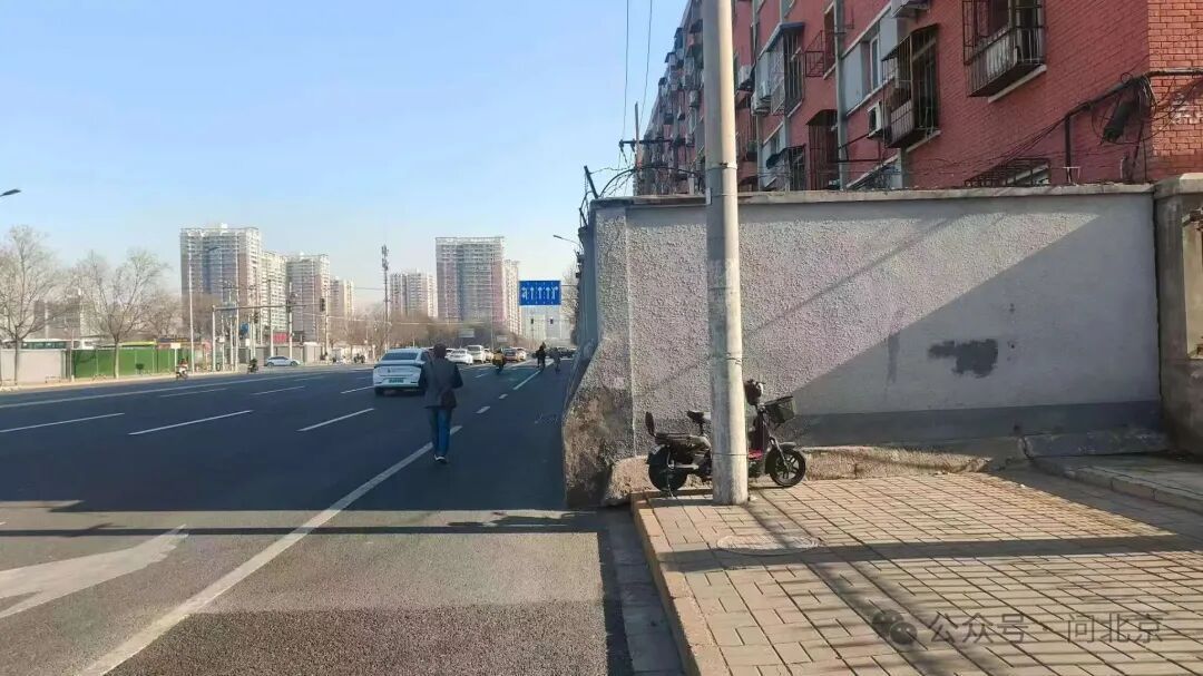 人行道“断头”十几年?各方仍在协商…… 人行道“断头”十几年?各方仍在协商……