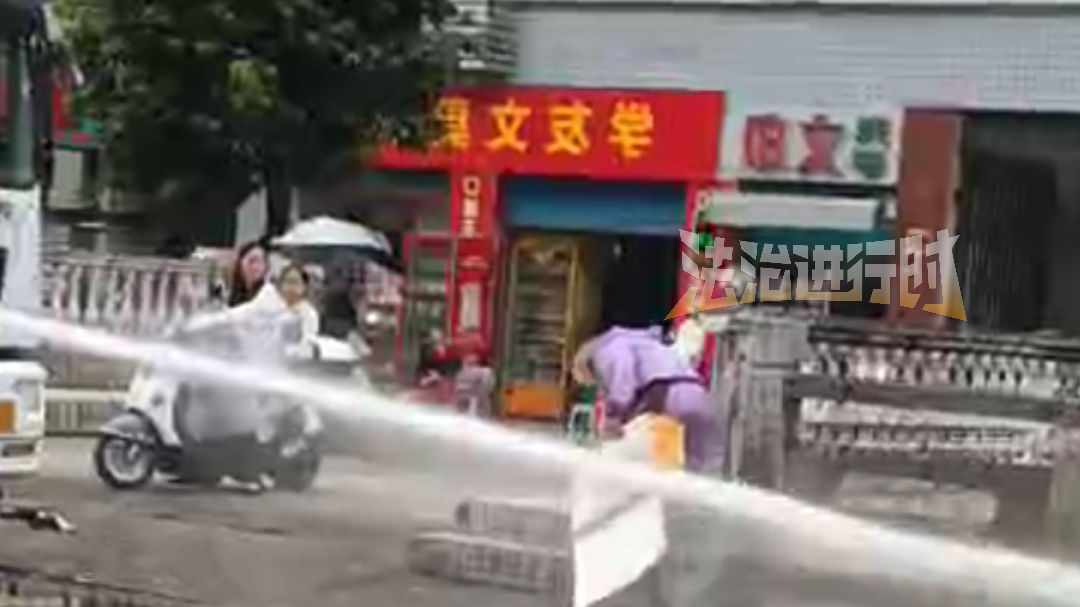 洒水车作业时喷溅七旬老人，环卫中心：司机已停职，购买新衣服并道歉