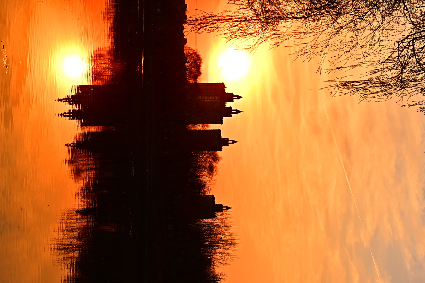 北京的夕阳裹着花香，凝着温润！连倒影都浸在春意里