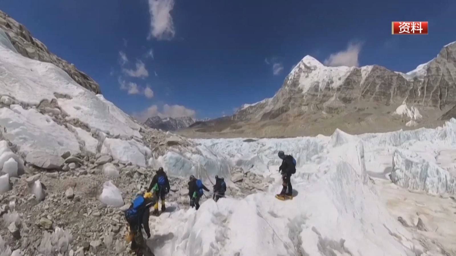 珠峰尼泊尔境内最高营地垃圾成灾 清理或需数年 珠峰尼泊尔境内最高营地垃圾成灾 清理或需数年