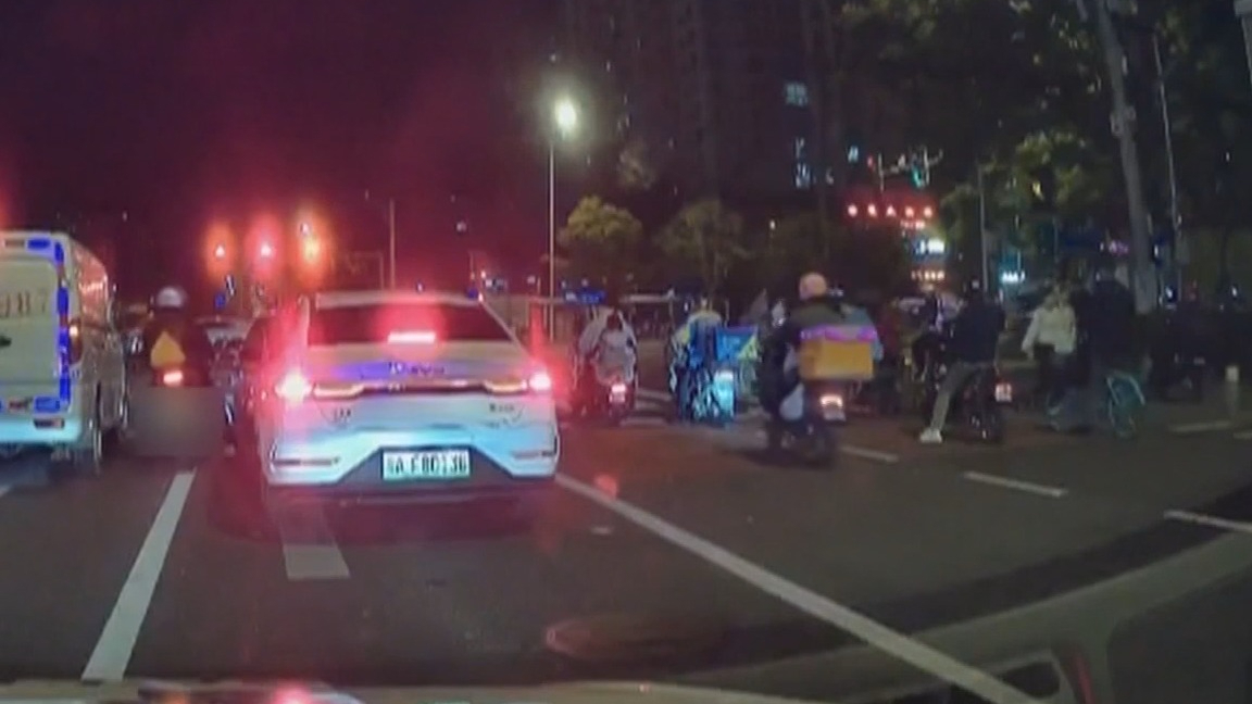 改装摩托车炸街 路遇交警逃不了