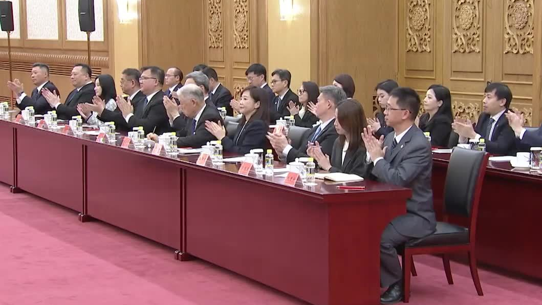 习近平会见郑丽文：两岸同胞走亲走近 走到一起的大潮流不会改变