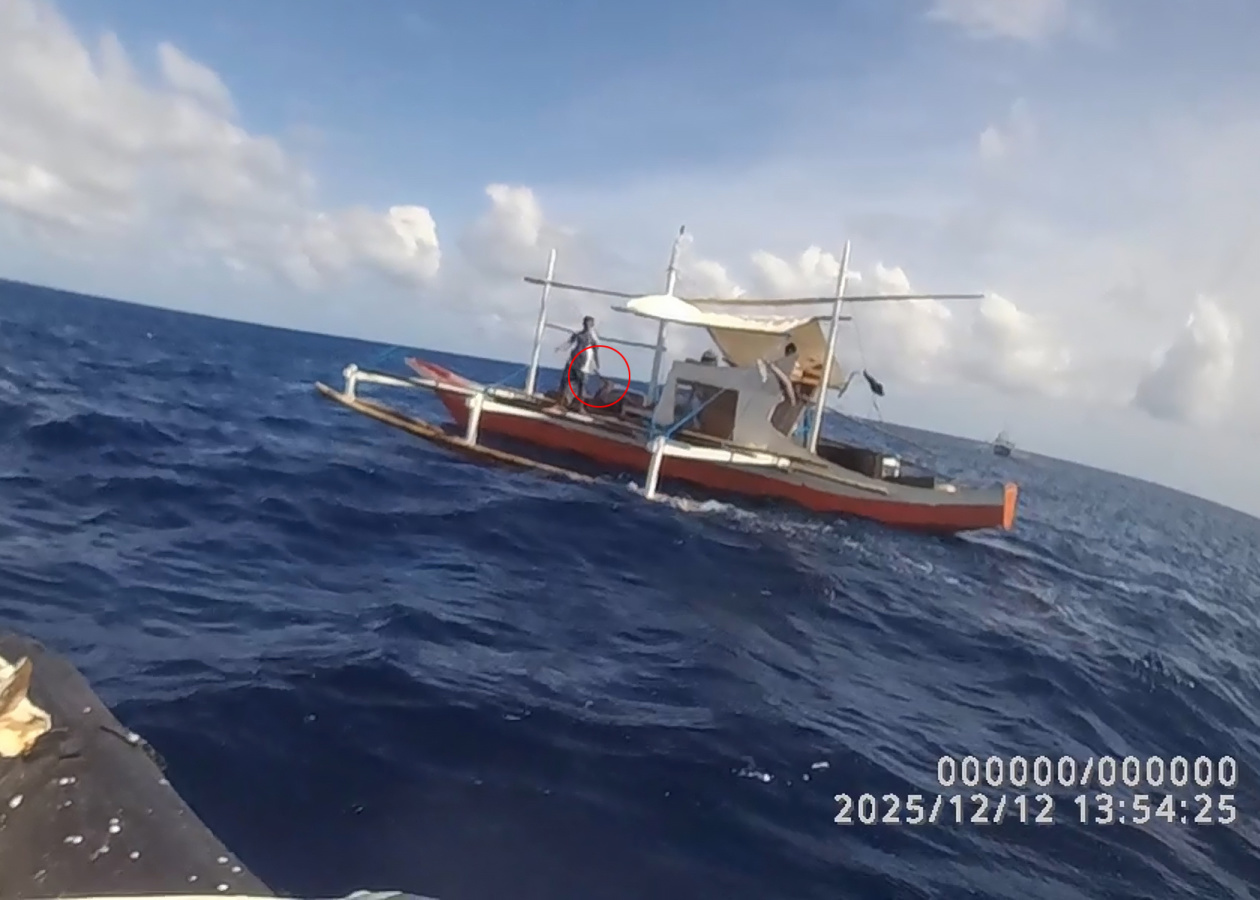 画面公开!菲方人员挥舞长刀挑衅中国海警 画面公开!菲方人员挥舞长刀挑衅中国海警