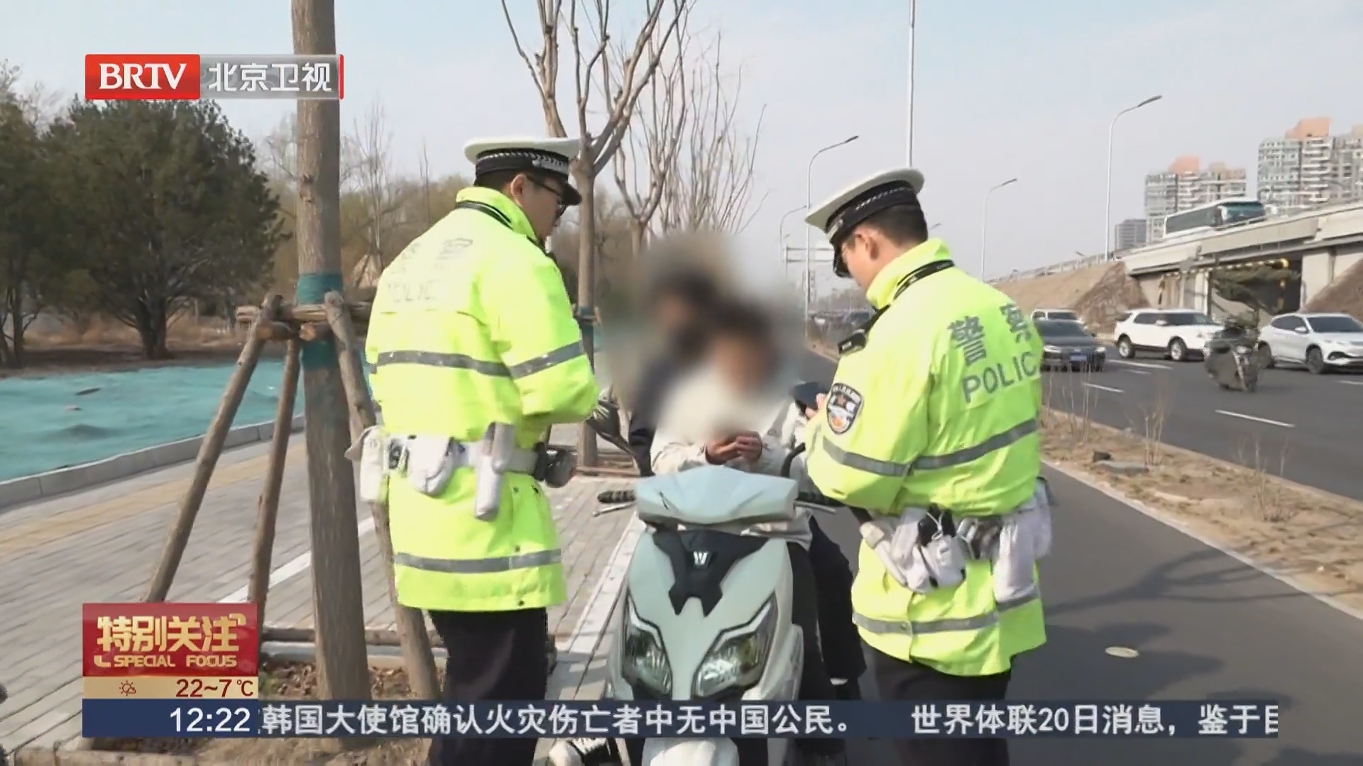 摩托驶入非机动车道 驾乘人员均未戴头盔被查