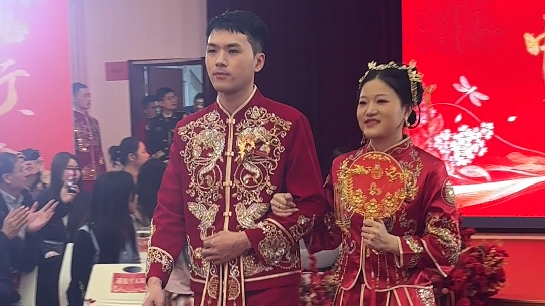 网上相识恋爱5年 甜蜜小两口参加东城区首届集体婚礼 网上相识恋爱5年 甜蜜小两口参加东城区首届集体婚礼