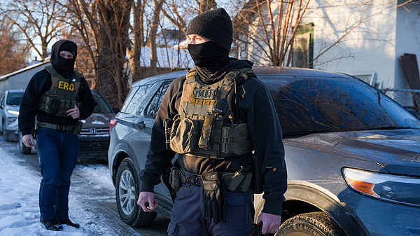 美联邦法官裁定限制ICE对抗议者与记者采取过度行为