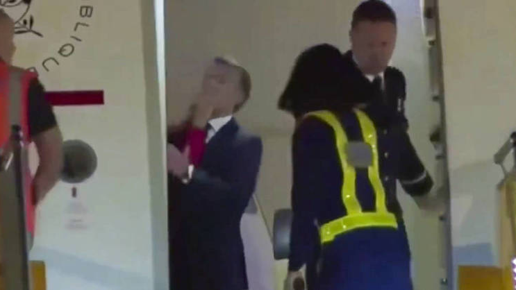 疑似被夫人“掌掴”?马克龙回应:那是夫妻间打趣 疑似被夫人“掌掴”?马克龙回应:那是夫妻间打趣