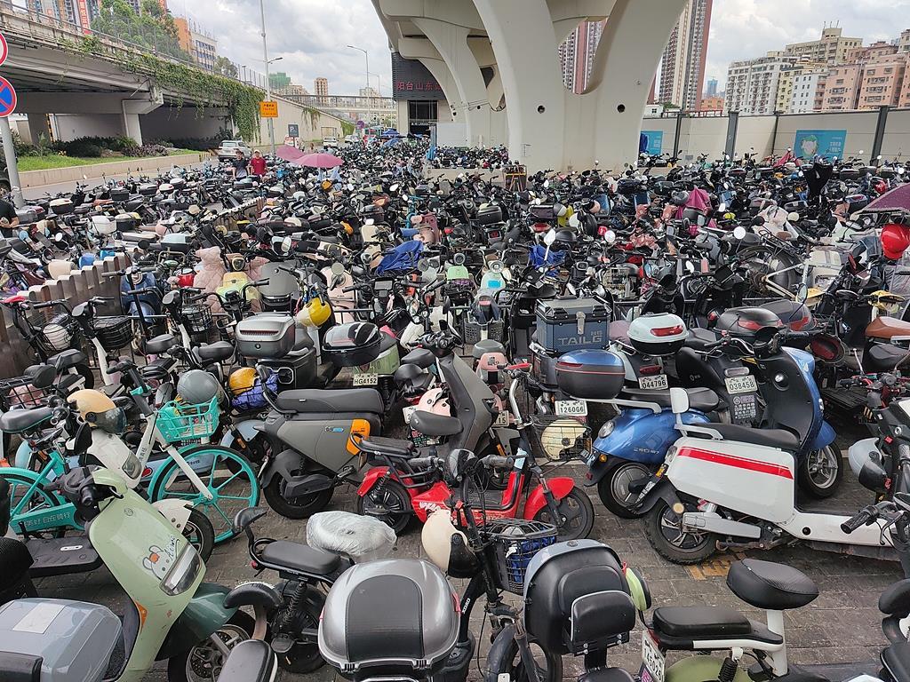 多地电动车停满人行道,把人逼到路上,如何破局? 多地电动车停满人行道,把人逼到路上,如何破局?